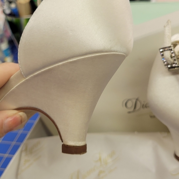 Diane Lynn by Saugus Shoe White Silk 7B - Picture 5 of 10